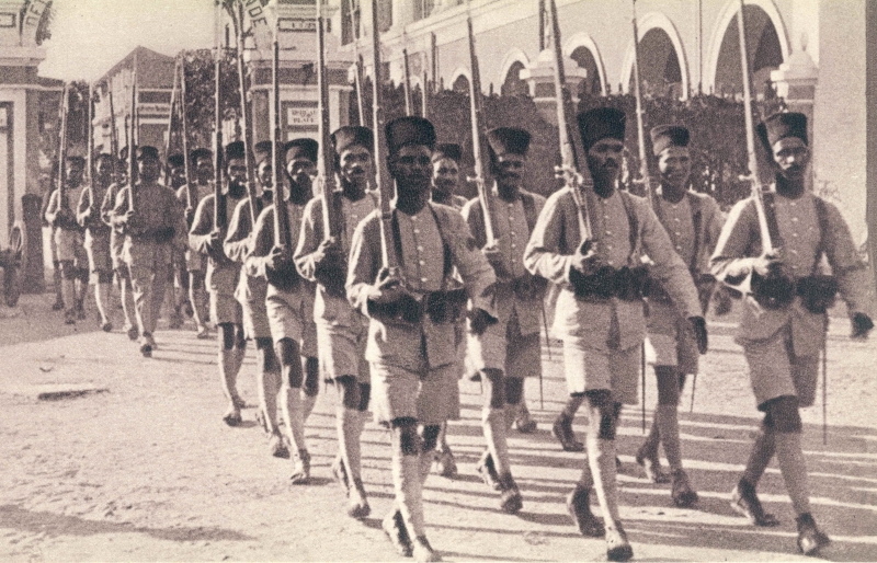 03-09 - Pondichery - cipahis sortant de la caserne